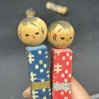 Poupées kokeshi traditionnelles dento japonaises