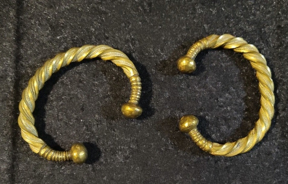 Vintage 2 Heavy Brass Cuff Bangle Bracelet Twiste… - image 1