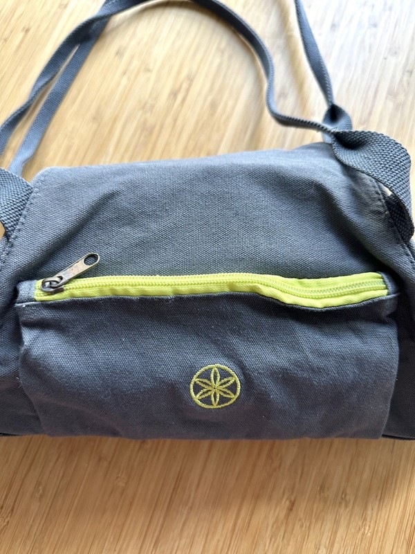 Gaiam Yoga Mat Bag Strap Carrier Trendy Magnetic Snap with Pocket 