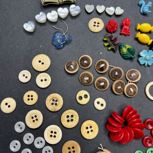 Vintage Loose Button Lot Assorted Sizes Plastic, Novelty, Bone, Shell and More - Picture 7 of 8