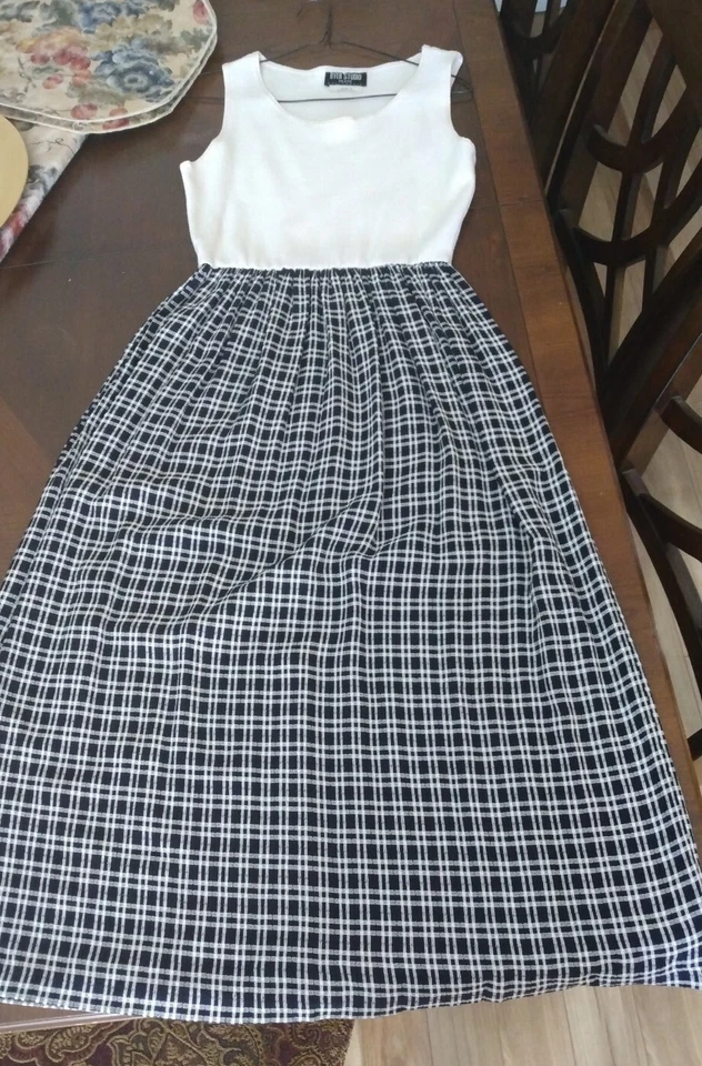 Vtg Byer Studio California size 8P Maxi Sleeveless Dress White top Black skirt - Image 2 of 4