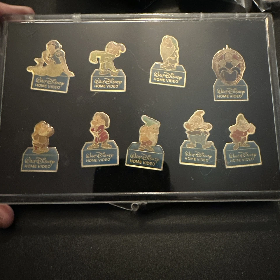 JUEGO DE 9 PRENDEDORES ENANOS WALT DISNEY VIDEO CASERO BLANCO NIEVE Y LOS SIETE ENANITOS Foto 2 de 4