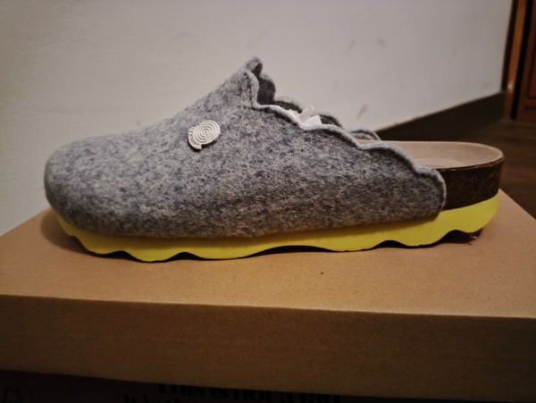 zapatillas de casa Genuins, talla 40. Cómodas y bonitas, a estrenar.