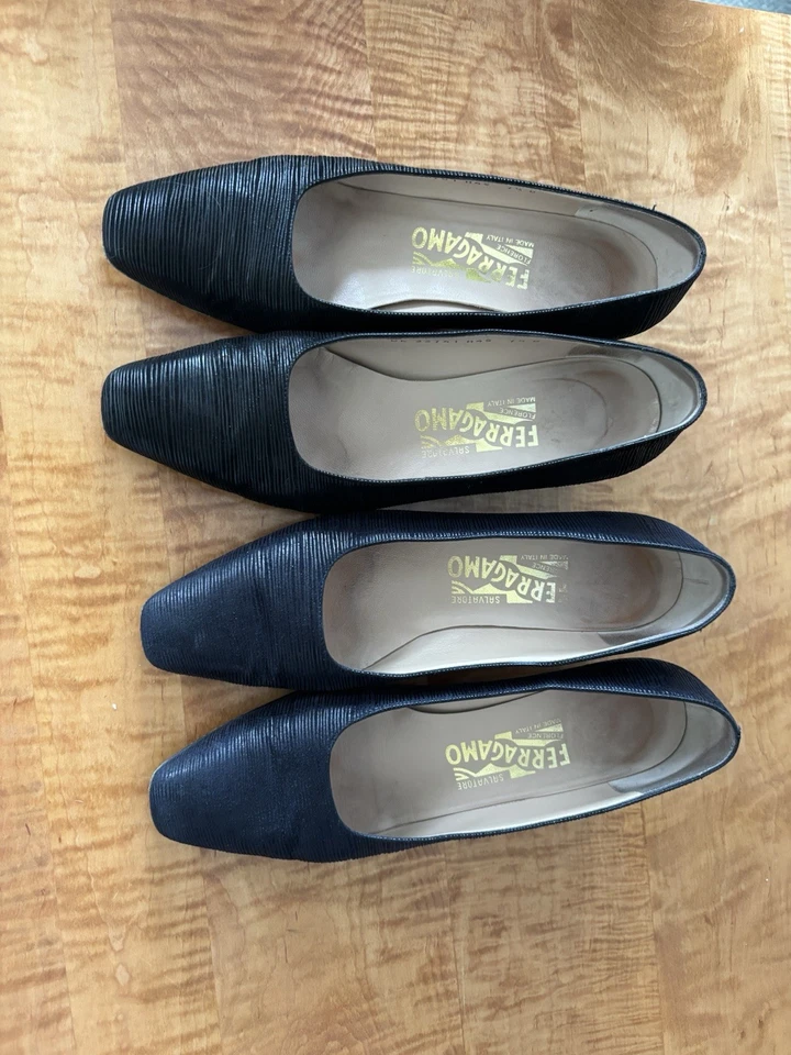 Zapatos de tacón bajo Ferragamo clásicos para mujer - dos pares - negro y azul 7,5B Foto 3 de 4