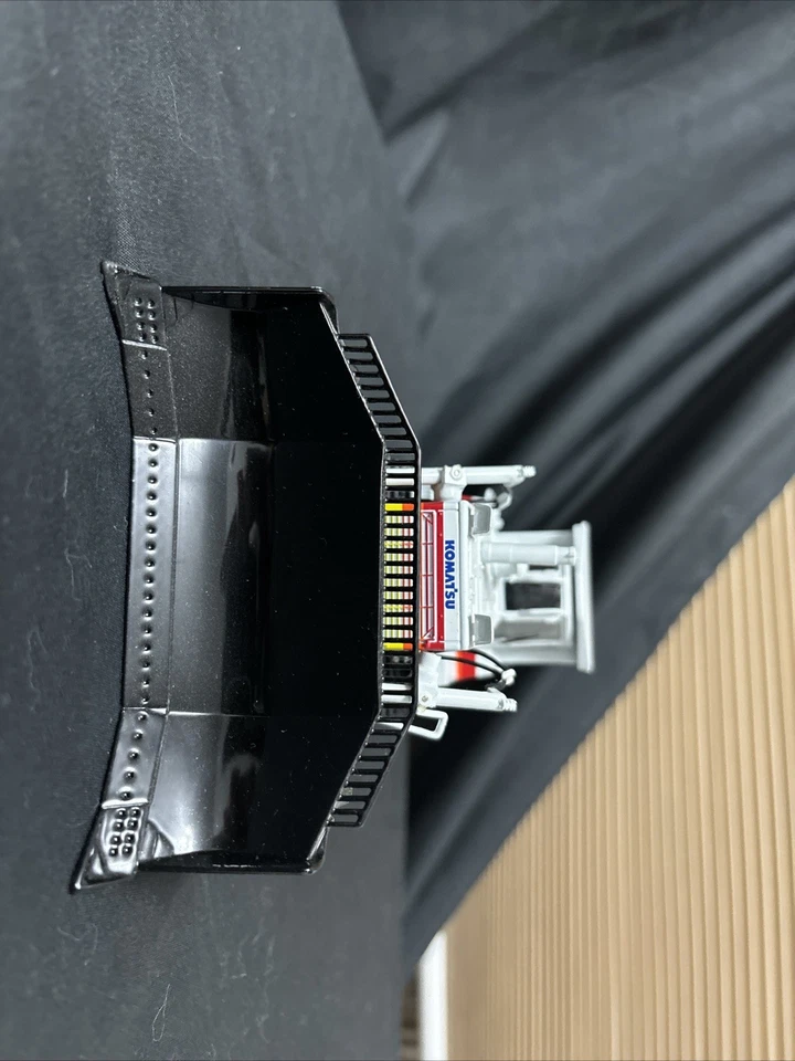 Bulldozer sobre orugas Komatsu D375A escala 1:50 primera marcha diecast año 2006 Foto 3 de 4