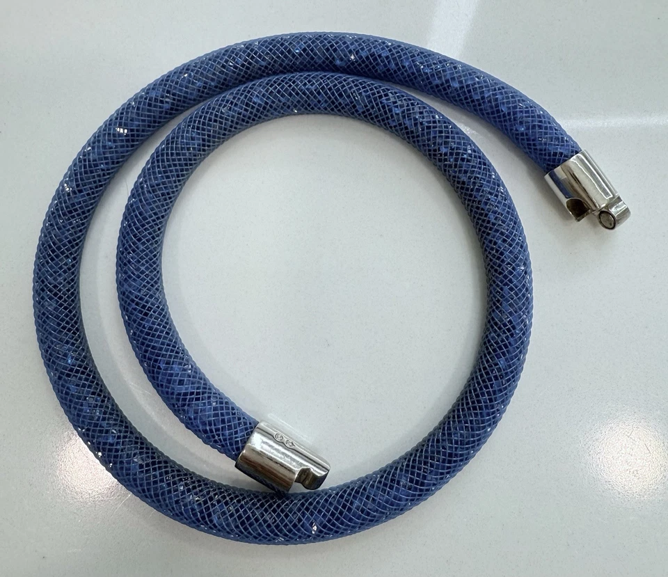 Pulseira Swarovski Stardust Capri azul malha envoltório de cristal fecho tom prata 16,5” - Imagem 4 de 4