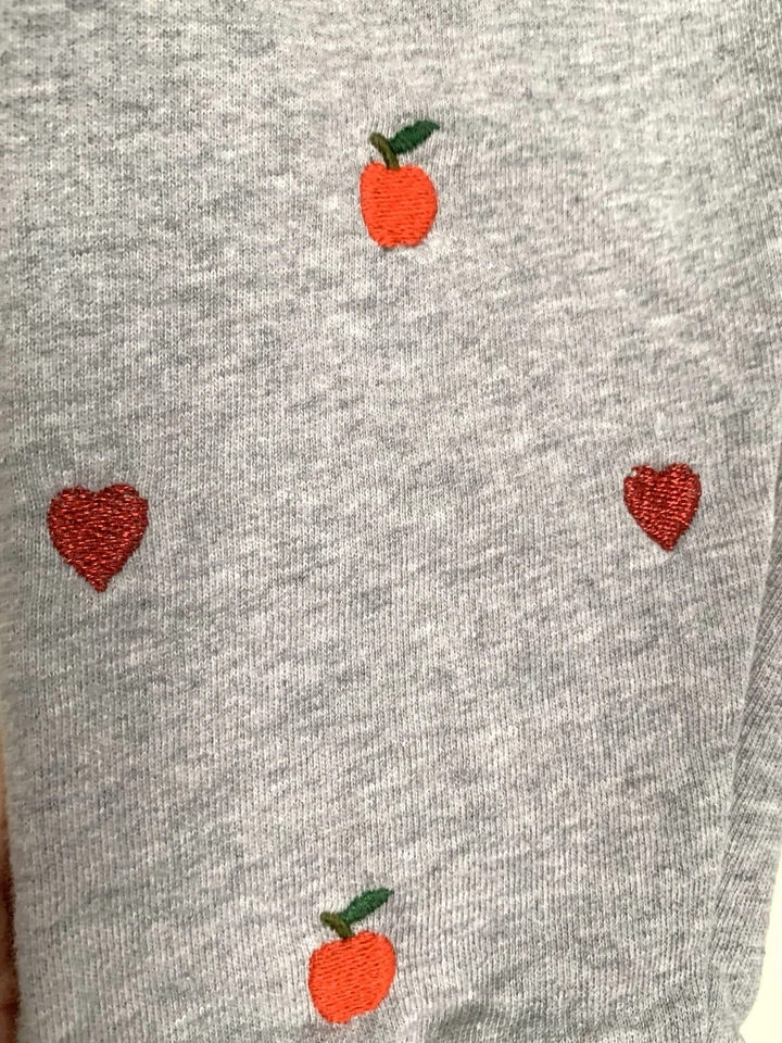 Jogger de lana Mini Boden para niña talla 5 bolsillos grises bordados corazones y manzanas Foto 3 de 4