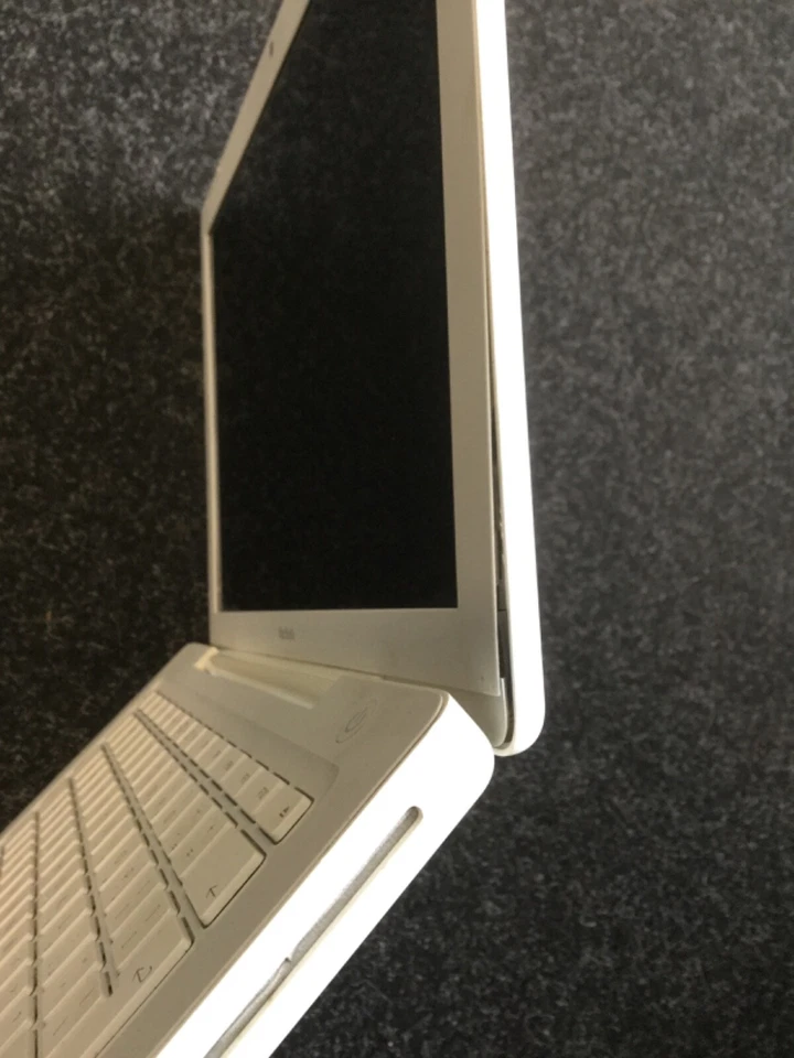 Apple MacBook A1181 13.3" FOR PARTS ONLY STUCK ON START UP SCREEN - Image 3 of 4