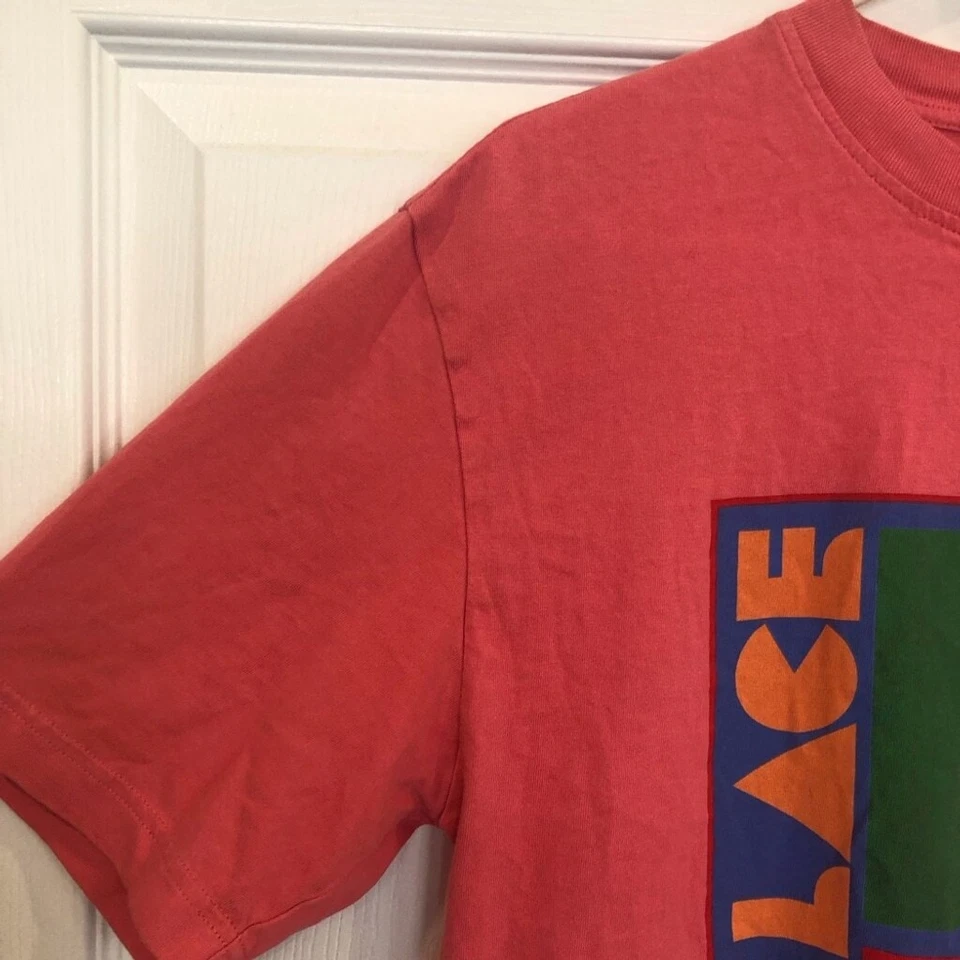 Palace T Shirt pink with colorful geometric print. Skateboarder streetwear Foto 3 de 4