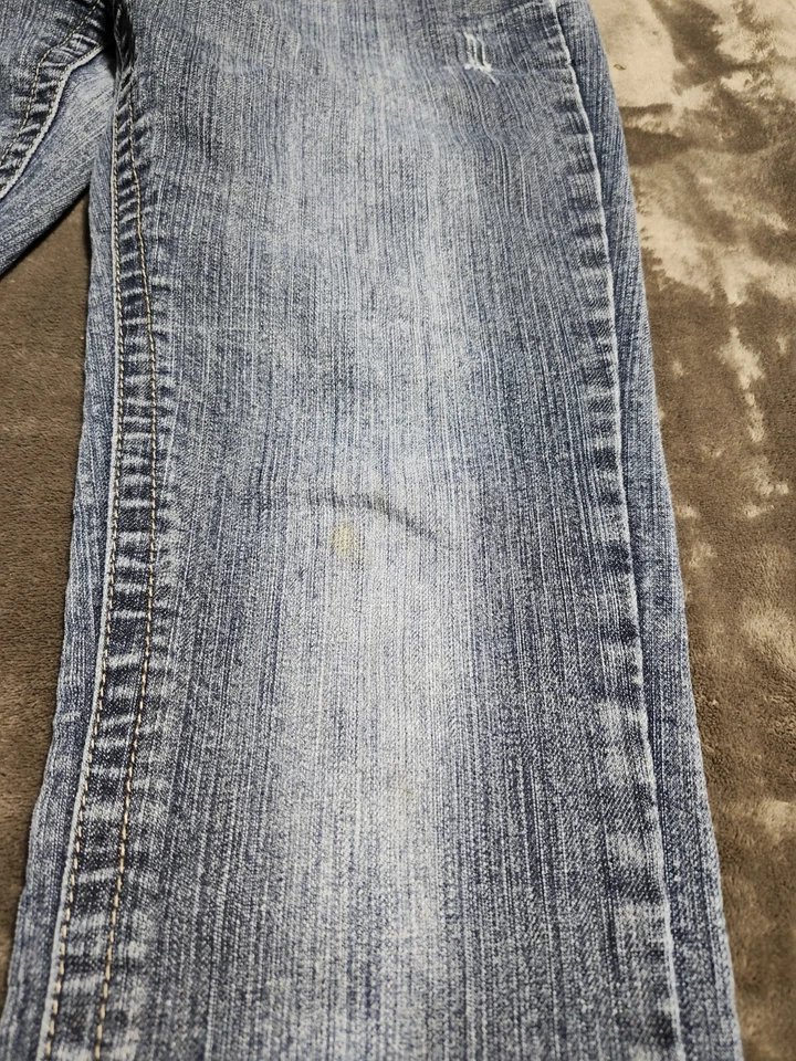 Pantalones de mezclilla elásticos con logotipo desgastante camuflados tiro bajo ajustados remaches rojos para mujer 13 Foto 3 de 4