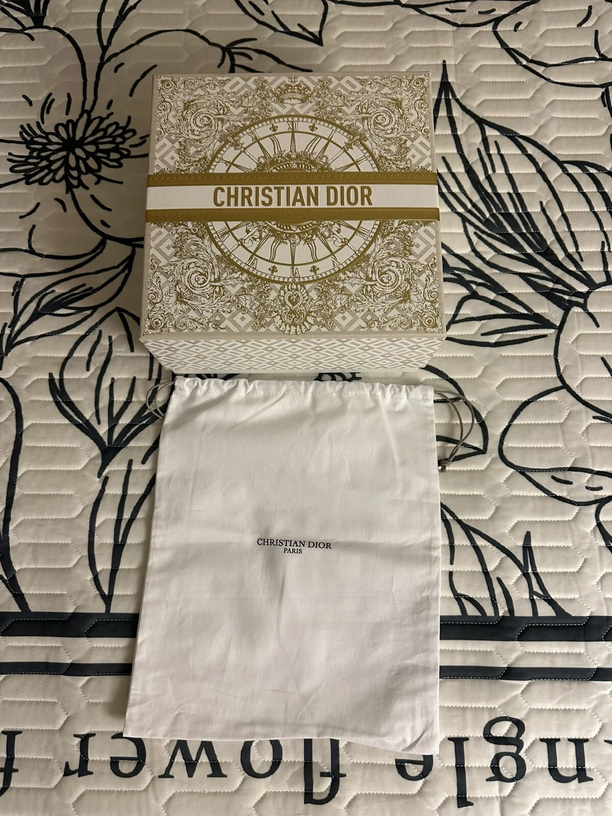 Boîte et sac à poussière Dior. Voir photos pour la taille. Convient pour petit sacoche de selle.