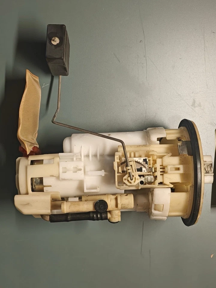 Lexus IS300 2001-2005 OEM bomba de combustible transmisor unidad de envío conjunto de suspensión Foto 2 de 4