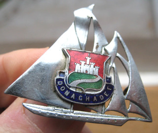 DONAGHADEE vintage 1950 60s metal enamel ship souvenir pin brooch PIN BADGE