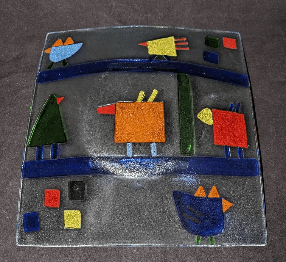 Caprichosa Bandeja Geométrica Pájaros Vidrio Brillante Fundido con Colores Primarios 12"X 12. Foto 2 de 2