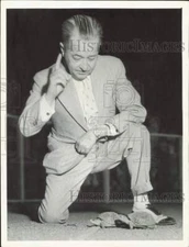 1932 Press Photo Former jockey Tod Sloan judges turtle race in Hollywood, Calif.