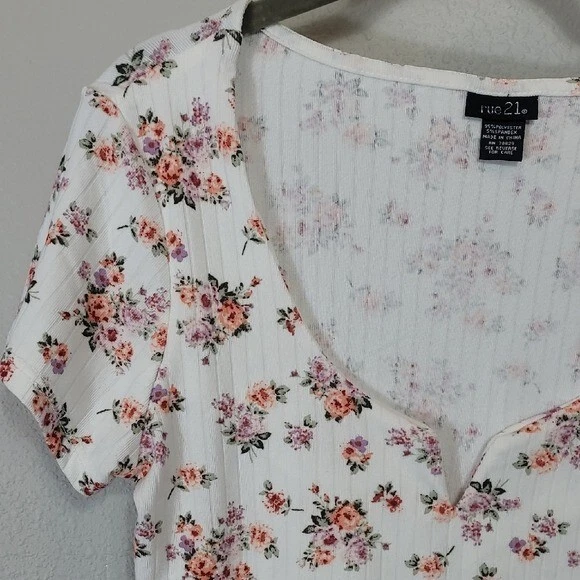 Camisa Top Rue21 Y2K Mujer Floral Acanalada Talla M Manga Corta Cuello en V Años 90 De Colección Foto 2 de 4