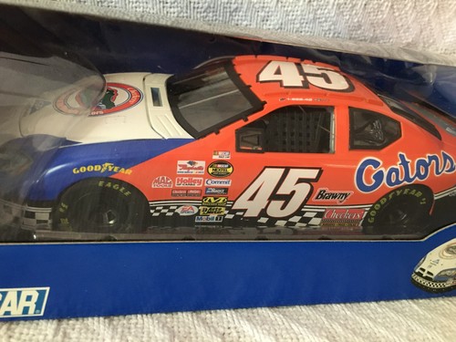 #45 Kyle Petty Dodge 1:24 Scale Florida Gators Checkers Stock Car New Sealed - Picture 7 of 17
