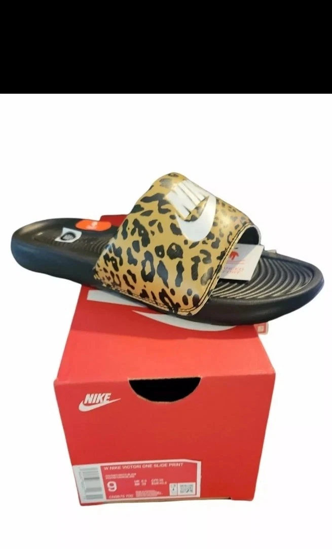 NIKE LINEA DONNA VICTORI ONE SLIDE PRINT CN9676 700 CHUTNEY stampa animalier multicolore