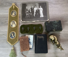 Konvolut: Antike Deko-Objekte - Bücher, Schatule, Fotos, Messing - 7 Teile