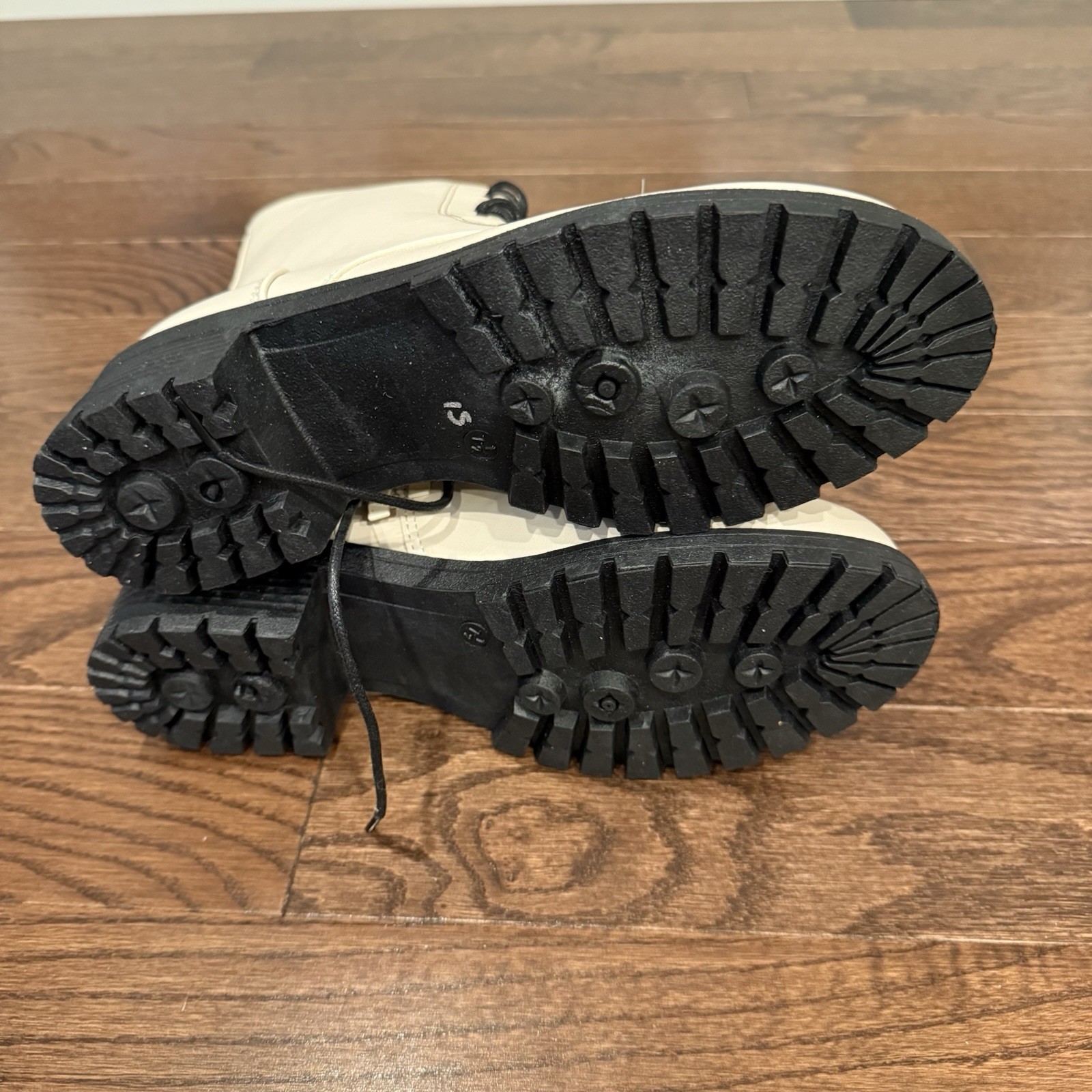 SAOLA Stivali da combattimento alti donna avorio taglia 7 5 neri lacci suola grossa nuovi senza etichette