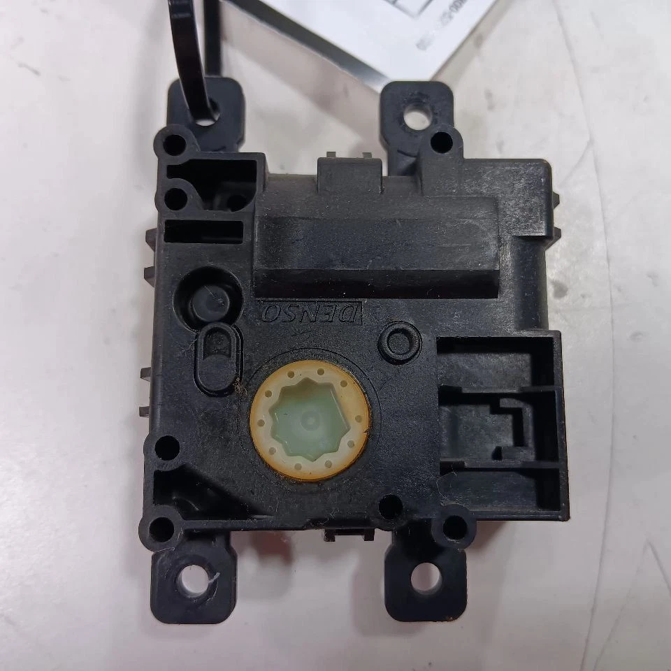 Actuador de puerta de aire acondicionado calentador de motor puerta abatible Toyota Prius C 2017 2016 2015 2014 2013 Foto 2 de 4