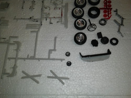 amt/ertl 57 ford fairlane 500 model kit #8028 - Picture 5 of 10