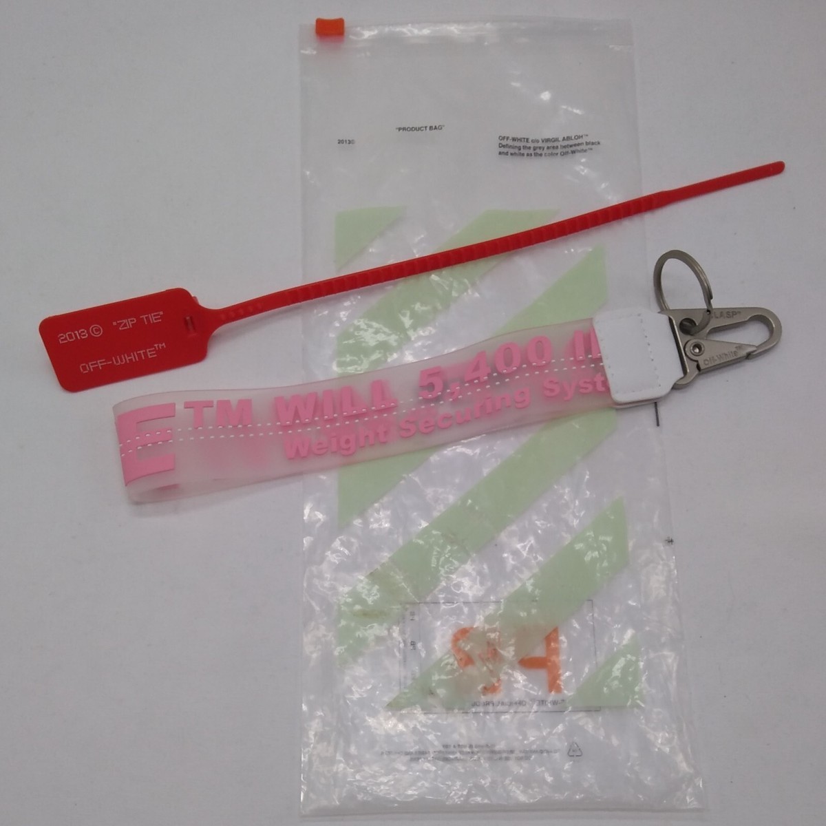 小物 Verdy x FUTURA Keychain White Red 베르디 x 퓨추라 키체인 화이트 레드 | Verdy | KREAM
