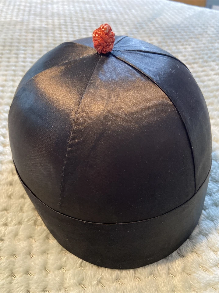Sombrero de moda vintage para mujer Derby Iglesia negro satinado con forma Beenie 7 1/4 Foto 2 de 4