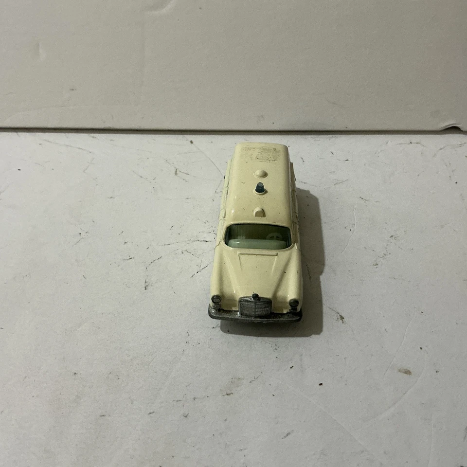 Ambulancia Matchbox Lesney England Mercedes Benz Binz Nº3 USADA SIN PUERTA CRUZ ROJA Foto 3 de 4