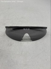 NYX Unisex Erwachsene schwarze klassische Sonnenbrille mit Seitenschutz und Etui & Handbuch