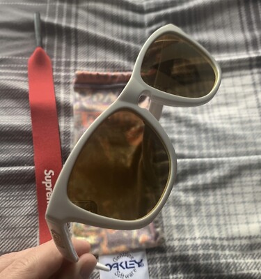Supreme x Oakley Frogskin Sunglasses White Frame / Gold