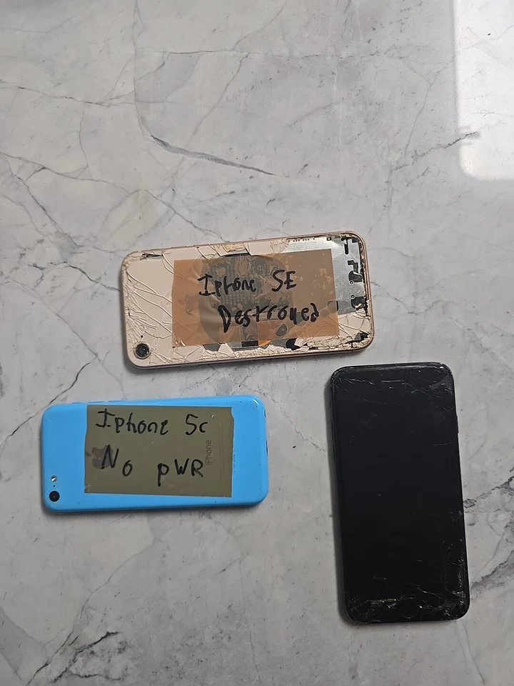 IPHONE 5C, SE x2 PARA REPUESTOS NO FUNCIONA Foto 2 de 4