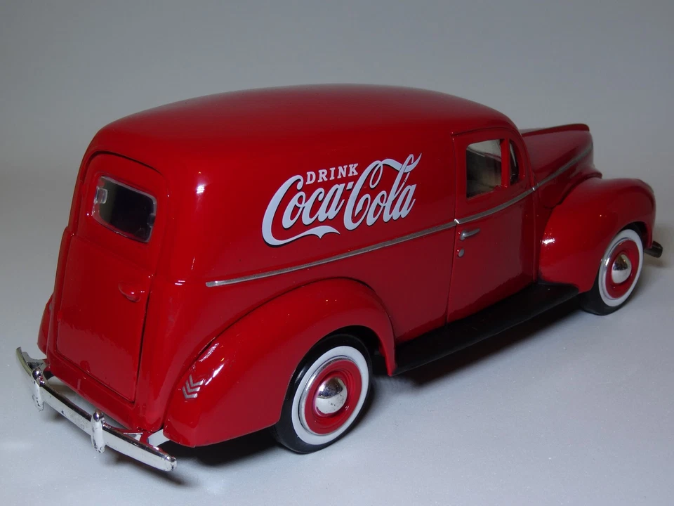 Motormax / Motor City Classic 1:24 - Coca Cola 1940 Ford Sedan Delivery - Immagine 2 di 3