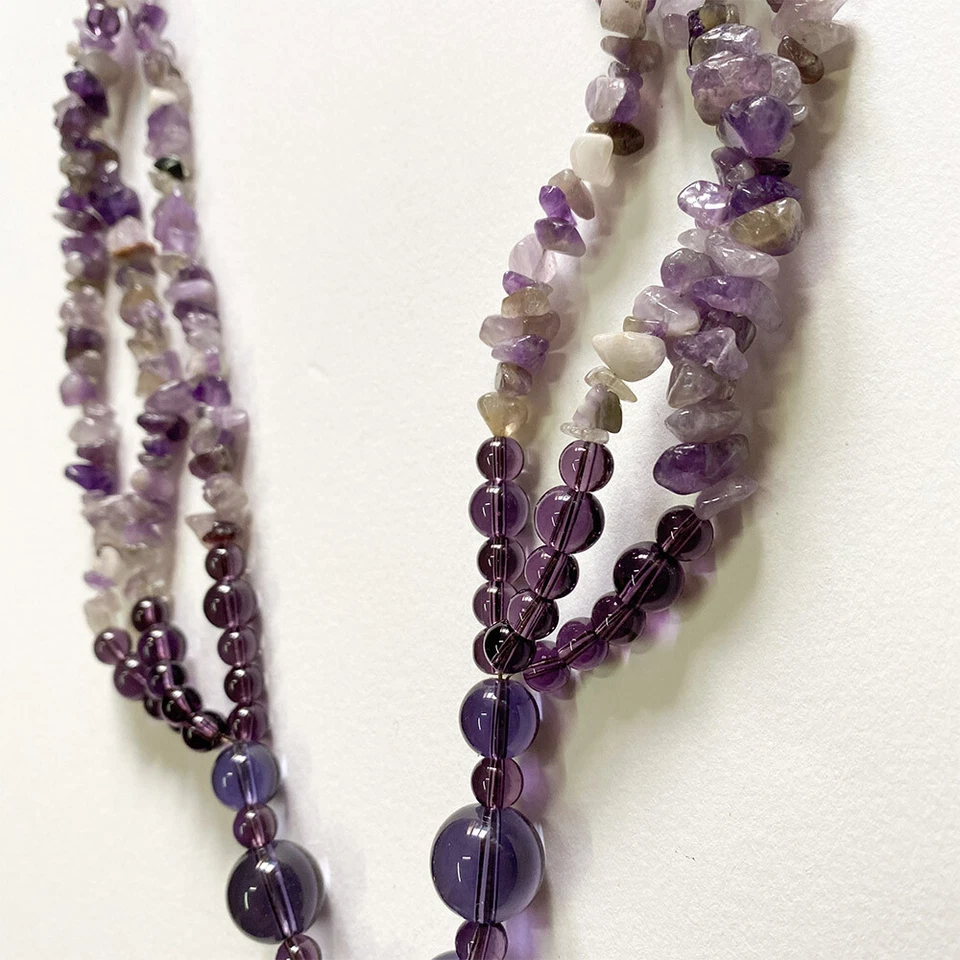 Collana con Pietre, Palline e Pendente, Colore Viola Violetto Bianco - Immagine 3 di 3