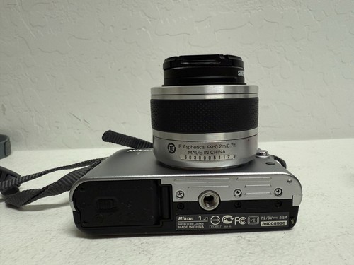 Nikon 1 J1 fotocamera digitale argento con 2 obiettivi 10-30 mm e 30-110 mm, caricatore (FUNZIONANTE) - Foto 3 di 14