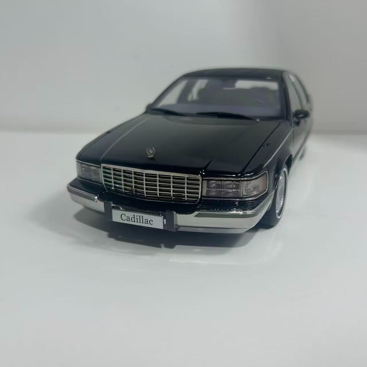 Xiaoguang1/18 Towncar V8 1993-1995 Super Diecast Models Car