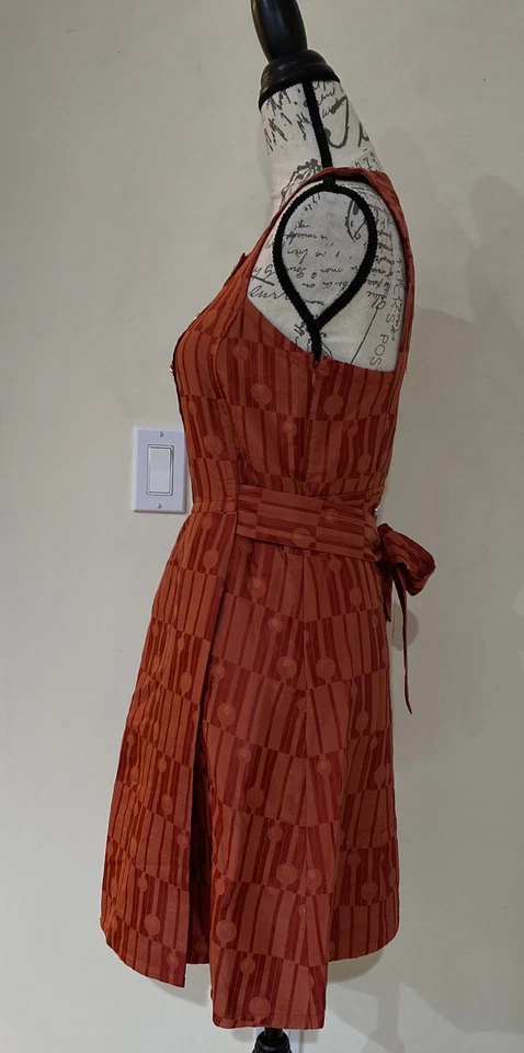 Vestido rojo MARC by MARC JACOBS. Aspecto retro, estilo clásico y contemporáneo. Foto 3 de 4