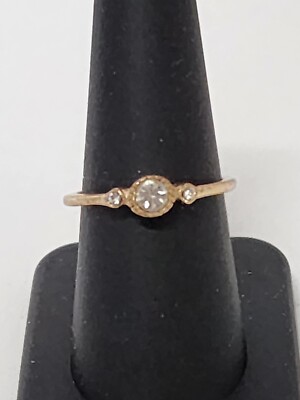 Goldfarbener Ring drei weiße klare runde geformte Steine vorsteckbar Mode 8