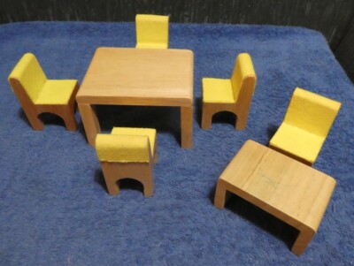 HOLZ PUPPENSTUBENMÖBEL TISCH COUCHTISCH 5 STÜHLE ESSZIMMER ODER KÜCHE