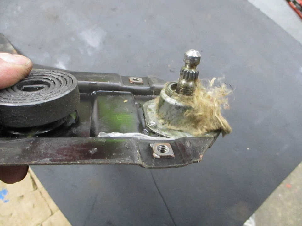 Cadillac Serie 62 1949 sedán ventana trasera izquierda regulador usado Foto 3 de 4