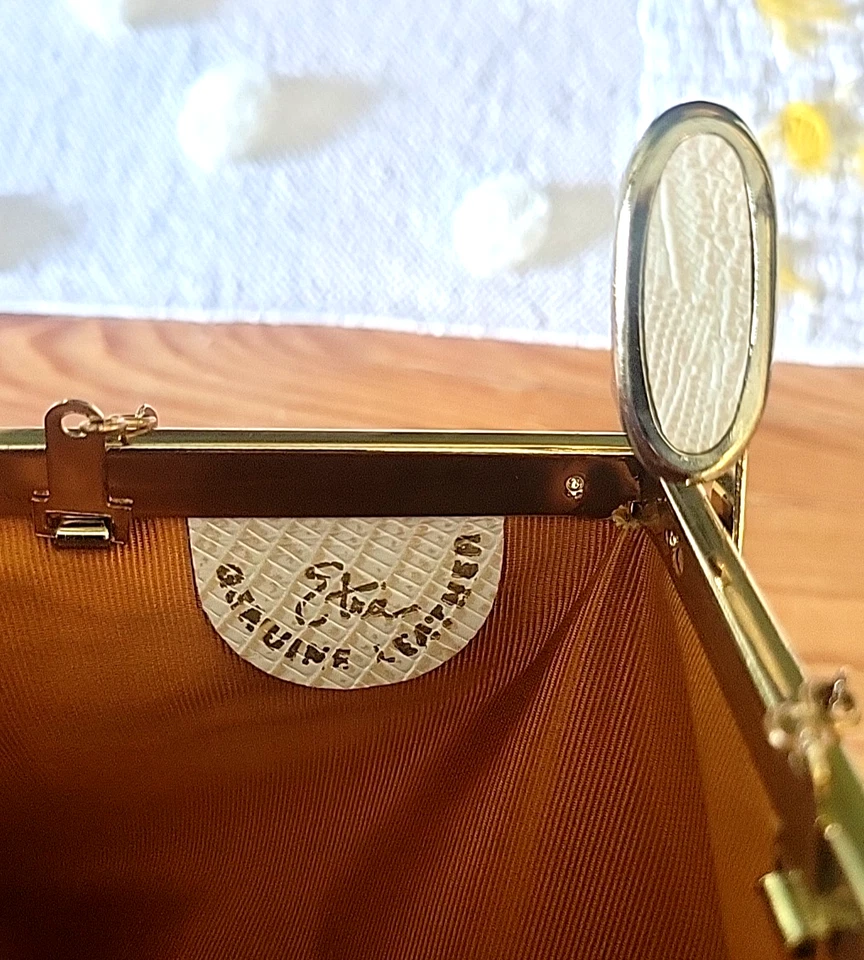 Bolsa de mão pequena de couro branco vintage ETRA ferragem dourada com fecho e corrente - Imagem 4 de 4