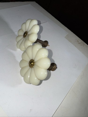 Paar Vintage WEISSE GLAS BLUMEN RAFFHALTER, an der Wand verschraubt - Bild 2 von 2