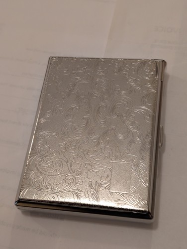 ZIGARETTENETUI IM METALLDESIGN MIT EINGEBAUTEM FEUERZEUG VON CONEY