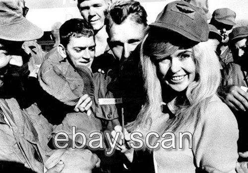 JAYNE MANSFIELD GRÜSST DAS MILITÄR 8X10 FOTO TT-1