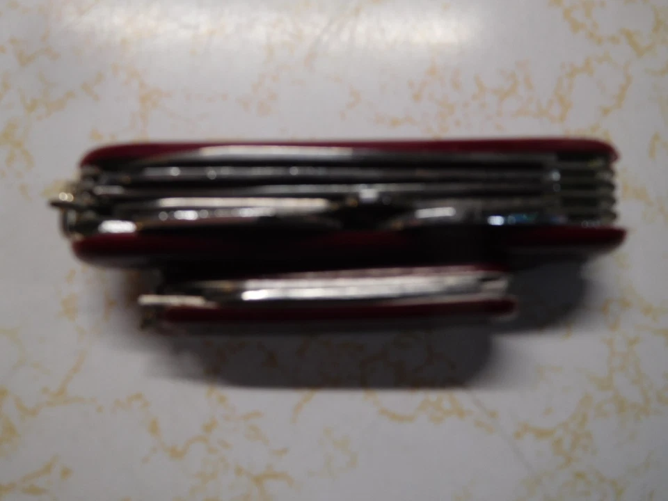 2 cuchillos multiherramienta ROJOS de "estilo ejército suizo" cada uno con pinzas y palillo de dientes Foto 3 de 3