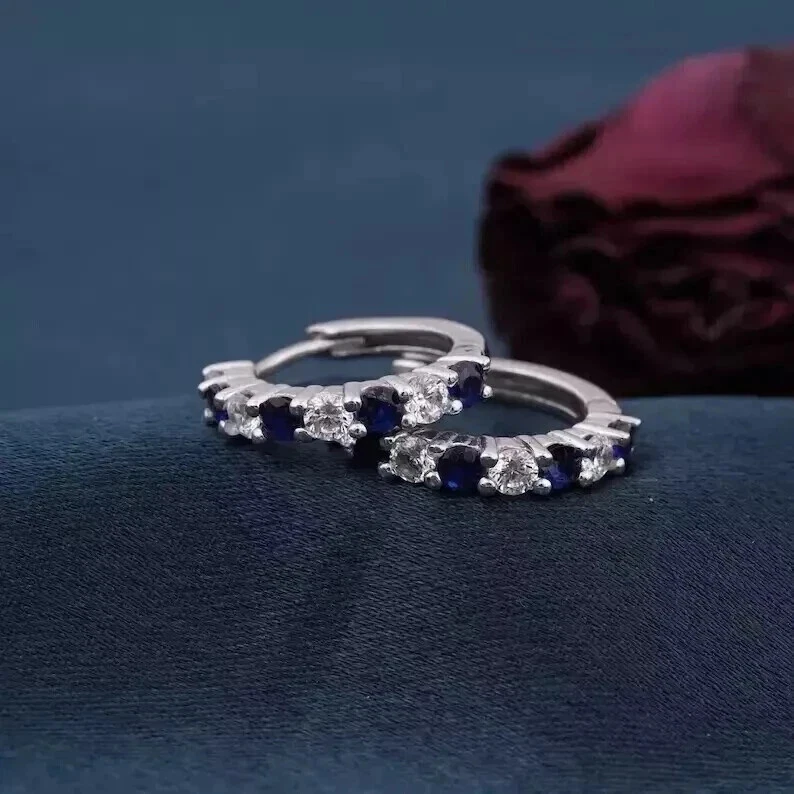 Pendientes de aro Huggie de zafiro azul redondos creados en laboratorio de 2 quilates enchapados en oro blanco de 14 quilates Foto 2 de 4