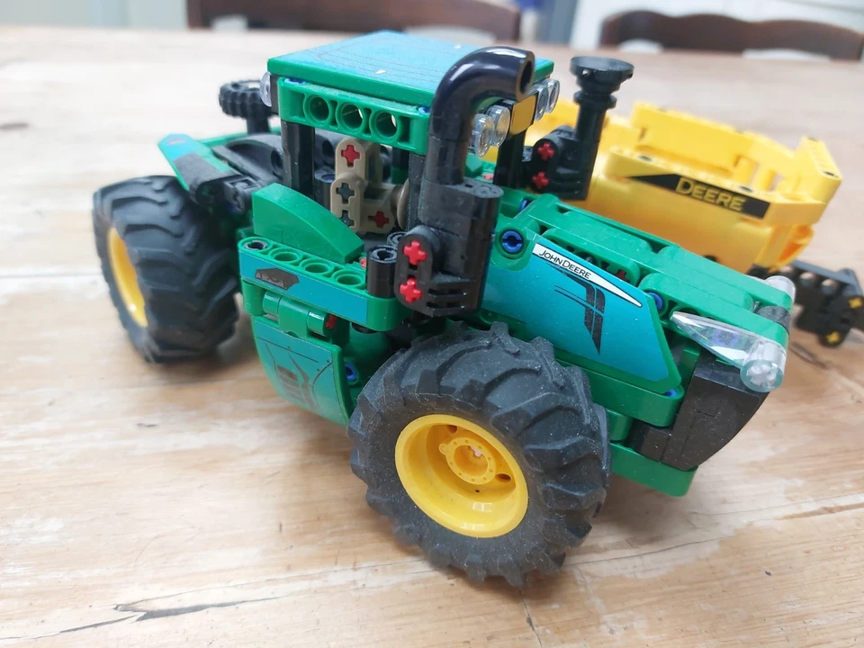 LEGO Technic 42136 John Deere 9620R 4WD Tractor, photo 4 of 5