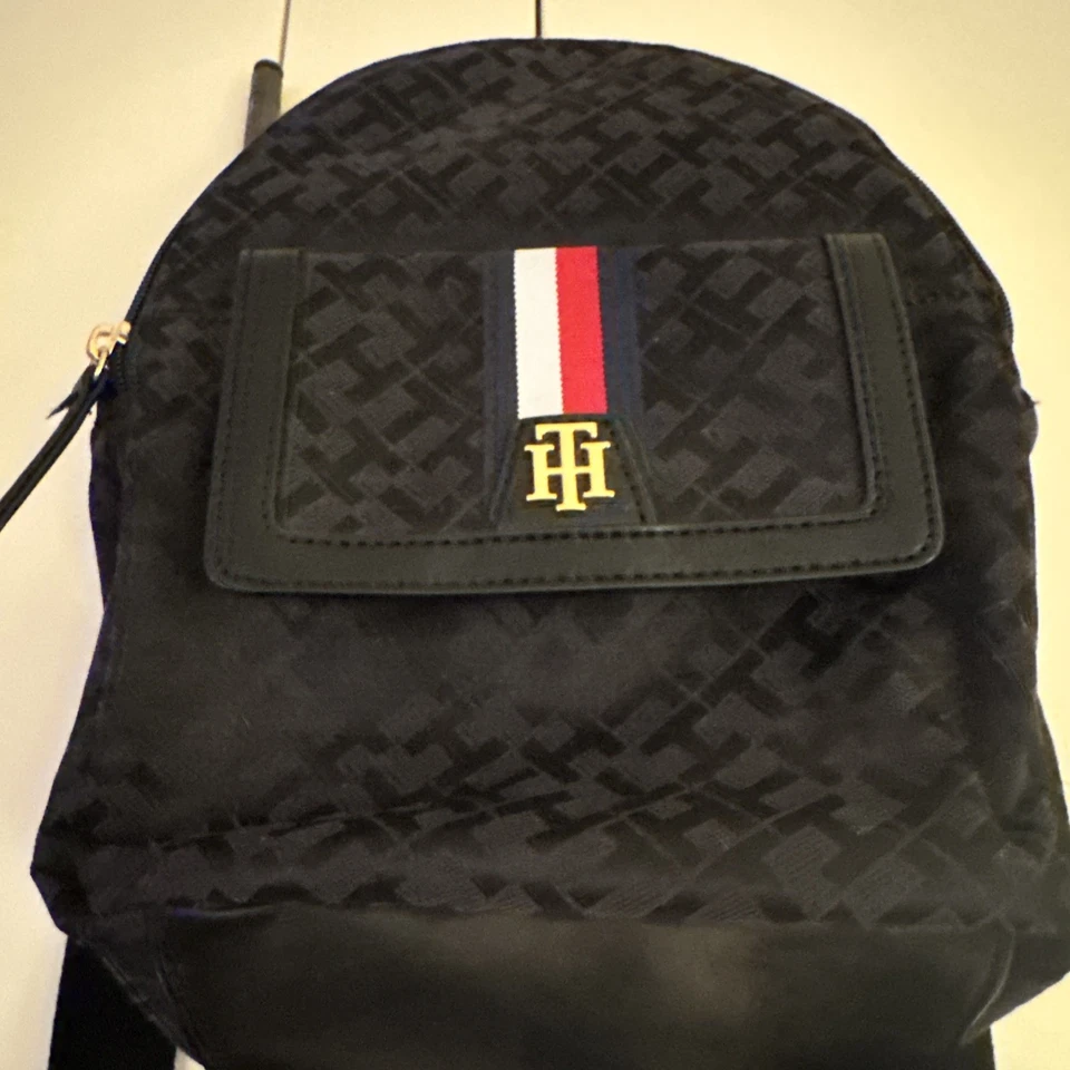 Tommy Hilfiger Mochila Pequeña Monograma Negra con Medallón NUEVA Foto 2 de 4