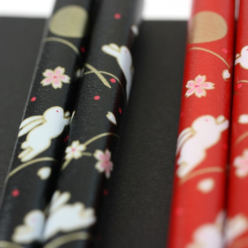 Essstäbchen Paar-Set Häschen & Mond, schwarz & rot, im Karton - Bild 3 von 3