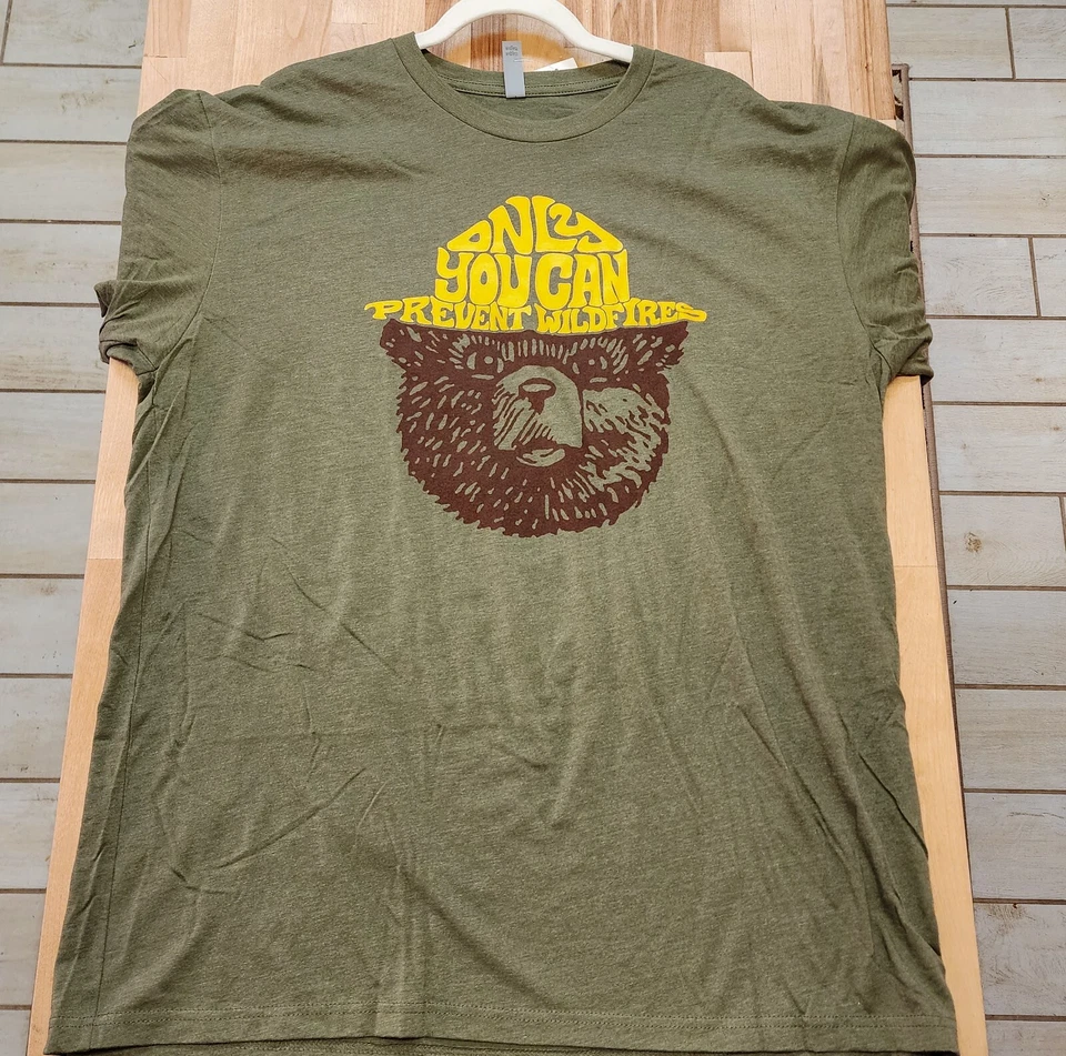 Camiseta Smokey Bear "Solo tú puedes prevenir incendios forestales" Verde Ejército Manga Corta Med Foto 2 de 4